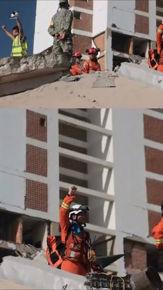 Montaje de fotografías de rescatistas que levantan una mano entre escombros